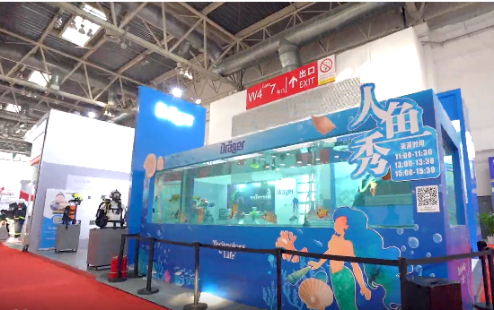 消防展第一天，德?tīng)柛癯棘F(xiàn)場(chǎng)與美人魚(yú)親密接觸